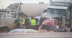 Engavetamento com mais de 30 veículos deixa ao menos quatro mortos nos Estados Unidos