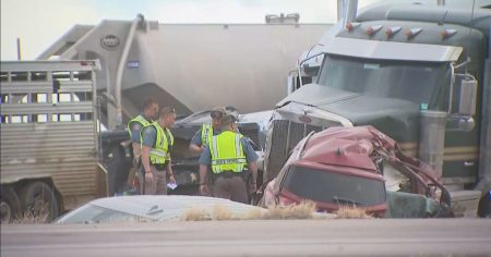 Engavetamento com mais de 30 veículos deixa ao menos quatro mortos nos Estados Unidos