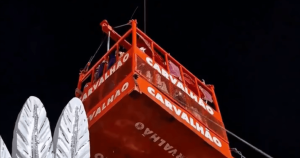 Dez pessoas passam mal e são resgatadas de carro alegórico da Salgueiro durante desfile