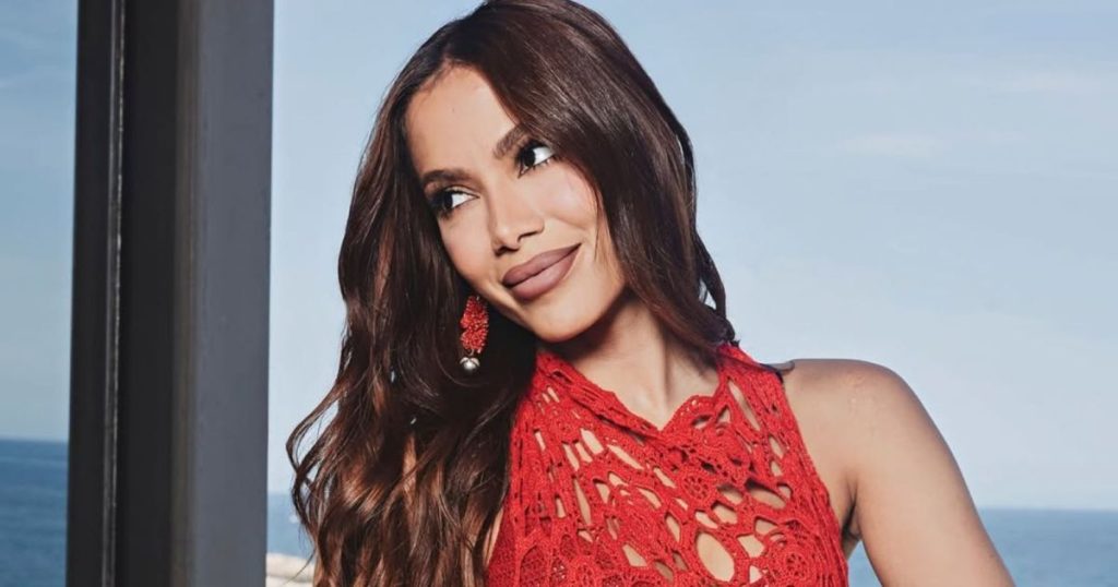 Anitta se apresenta em São Paulo com figurino inspirado em Saturno