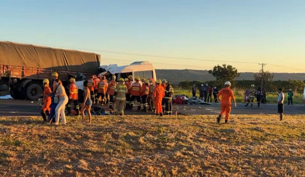Acidente entre van e caminhão no DF deixa cinco mortos e 11 feridos
