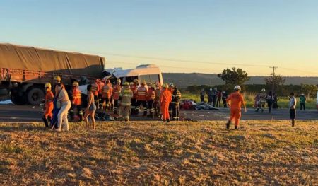 Acidente entre van e caminhão no DF deixa cinco mortos e 11 feridos