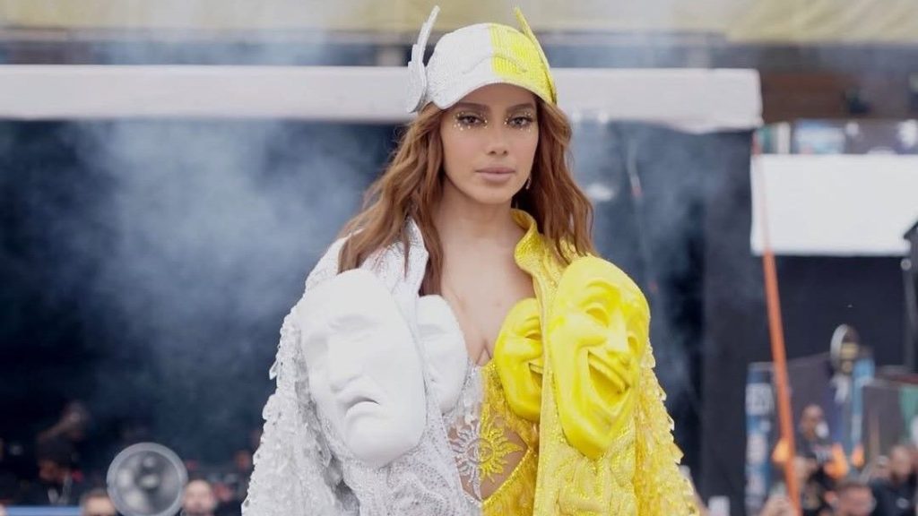 Anitta apresenta-se no Carnaval de Salvador com traje temático de peixes