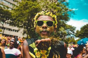 Estilista apresenta tendências de moda para o Carnaval de 2026