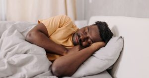 Médico afirma que posição adequada para dormir reduz dores na coluna