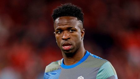 Piloto de Fórmula 1 Lewis Hamilton manifesta apoio a Vini Jr após episódio de racismo