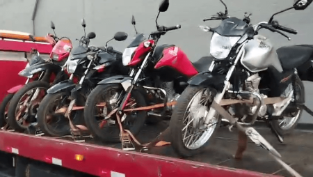 Jovem é detido após realizar manobras perigosas e fugir de abordagem policial em Minas Gerais